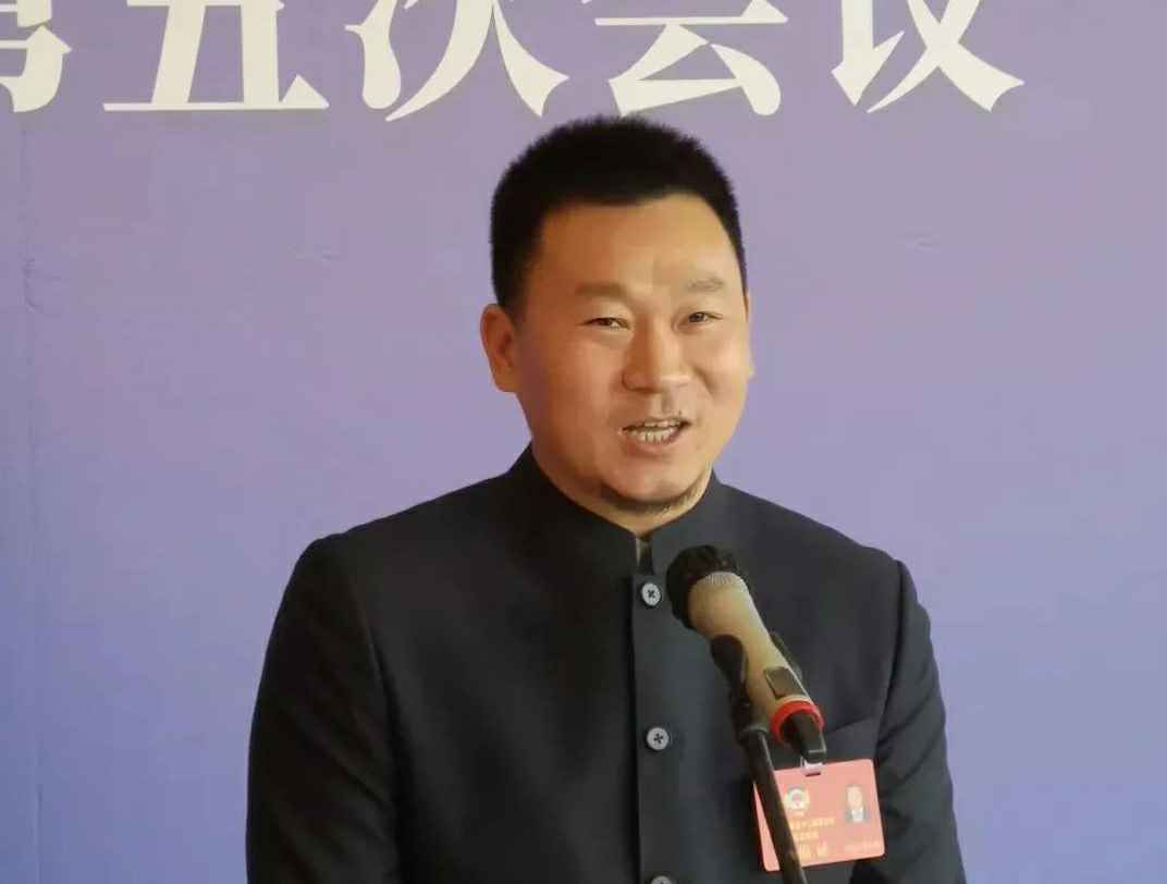 202204221343.jpg 为进一步展示市政协团结、民主、开放、自信的形象,向市民和网友展示政协委员的履职风采,中山市政协十二届五次会议在2月4日上午开幕前开设“委员通道”,市政协委员、长沙俊彦水果蔬菜供应有限公司公司总经理陈朝阳走进“委员通道”,回应社会关切的问题。他就如何做好城市应急管理规划的问题进行发言,并回答记者提问。.jpg
